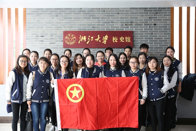 校史馆前合影留念.jpg 校史馆前合影留念.jpg