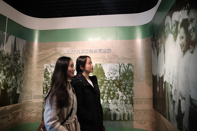 参观周恩来纪念馆.jpg 参观周恩来纪念馆.jpg