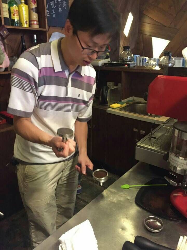 潘老师示范做咖啡.jpg 潘老师示范做咖啡.jpg