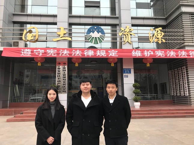 浙大马院赴13省市基层党组织从严治党实践团-四川省遂宁市国土资源局安居区分局党支部-梁佳苗与访谈者合影 - 副本.jpg 浙大马院赴13省市基层党组织从严治党实践团-四川省遂宁市国土资源局安居区分局党支部-梁佳苗与访谈者合影 - 副本.jpg